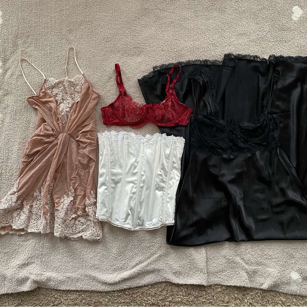 Women’s Victoria’s Secret Valentines 36B Lingerie Bundle Black White Red